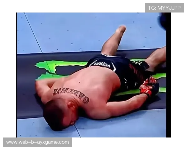 UFC 选手“飞膝 KO”