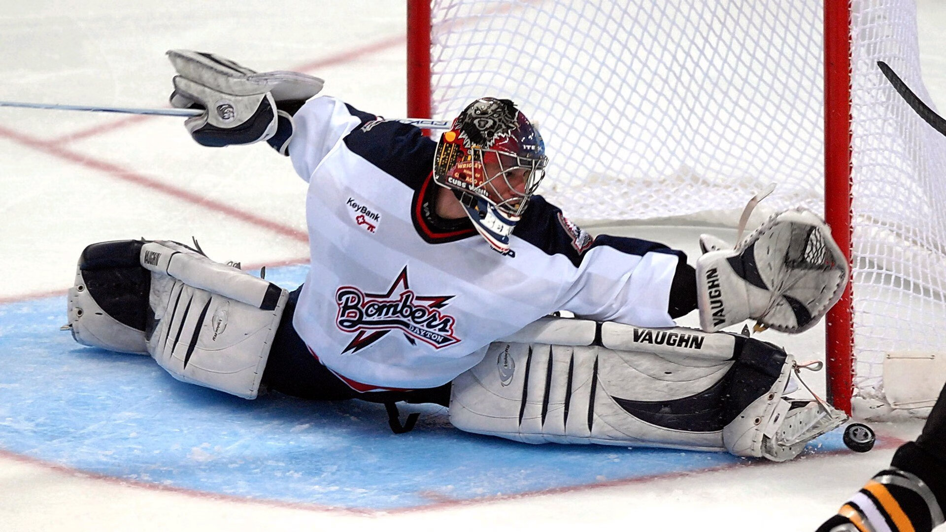 欧冠十六强首回合：拜仁1比1国米 “三中卫VS双前锋”战术博弈精彩